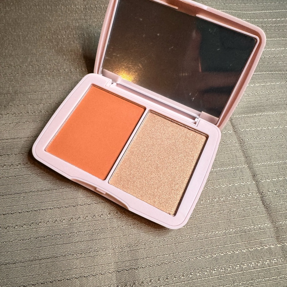 Half caked Double Dipper dual blush and highlighter in Luv on Sunday - Picture 2 of 4